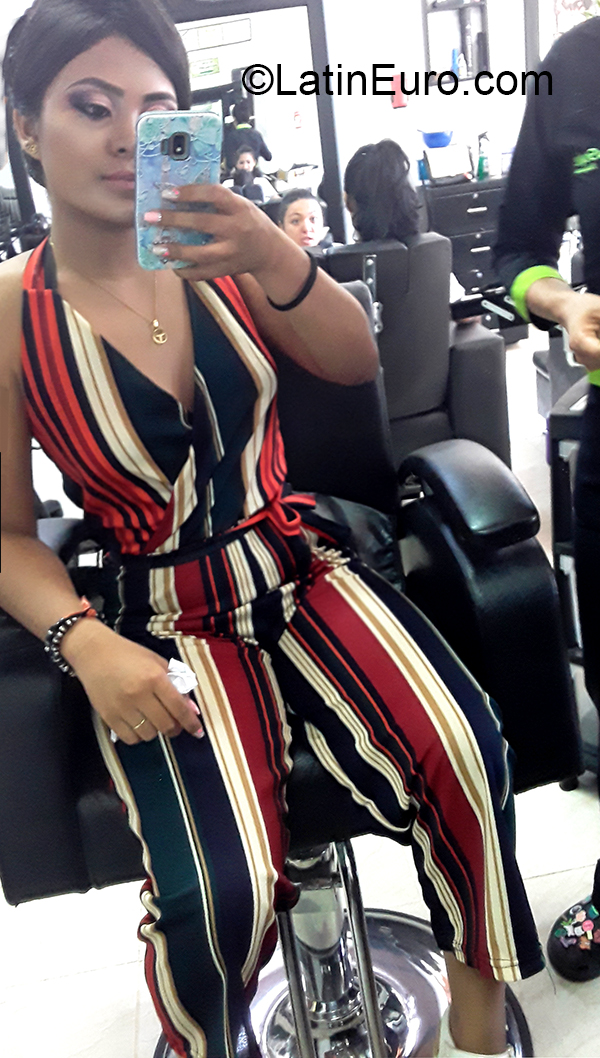 Date this tall Colombia girl Andrea from Buenaventura CO26592