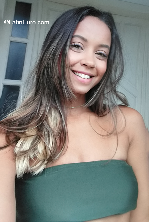 Date this nice looking Brazil girl Victoria from Vitoria BR11025