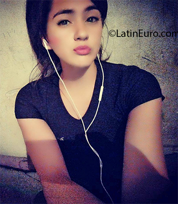 Date this gorgeous Argentina girl Sofia from Pocito AR318