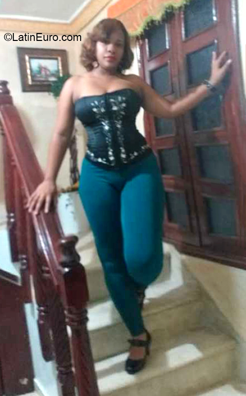 Date this nice looking Dominican Republic girl Katherine from Santo Domingo DO37722