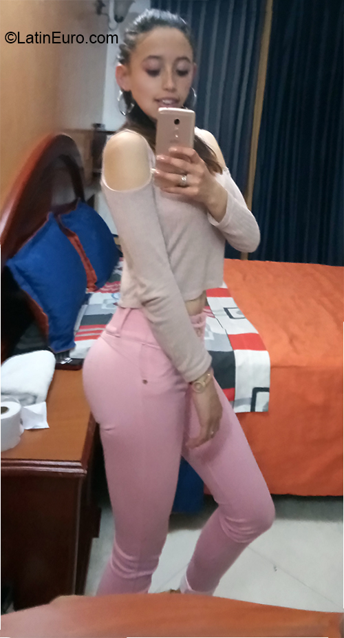 Date this sensual Colombia girl Steffany from Bogota CO26807