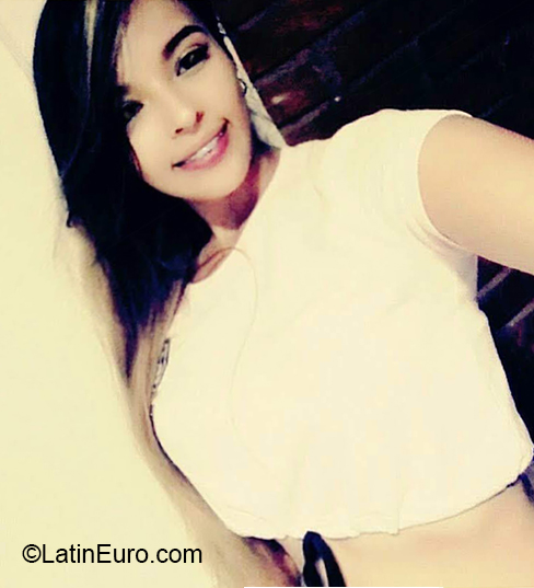 Date this lovely Colombia girl Evelin from Cali CO26825