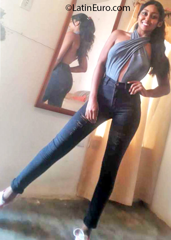 Date this athletic Venezuela girl Paola from Caracas VE3064