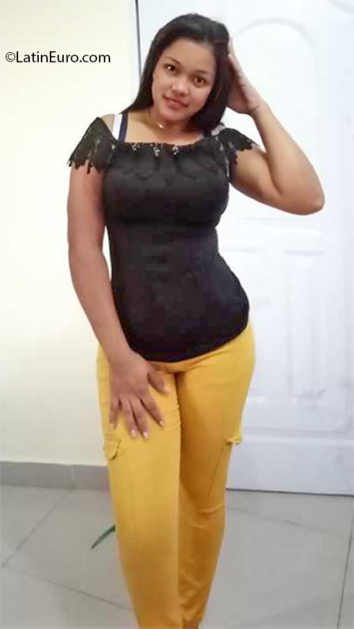 Date this stunning Dominican Republic girl Dargelis from Santo Domingo DO37797