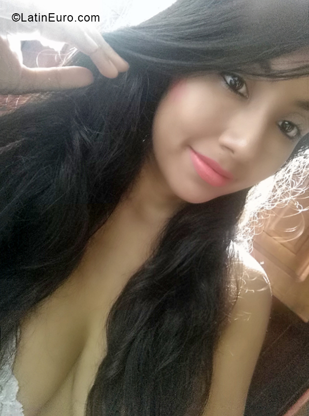 Date this voluptuous Ecuador girl Sara from Quito EC477