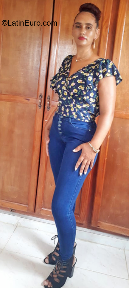 Date this stunning Colombia girl Wendy from Santo Domingo CO27273