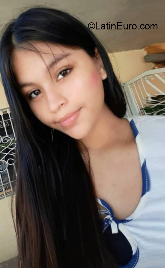 Date this nice looking Venezuela girl Esthefany from San Fernando de Apure VE3177