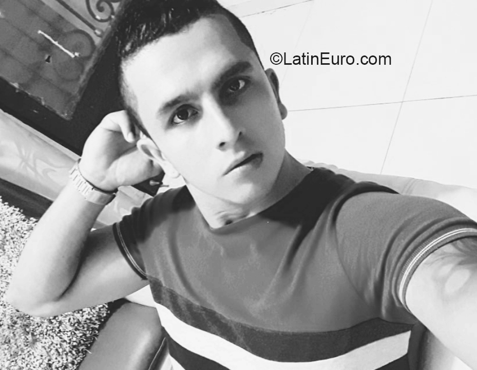 Date this exotic Colombia man Victor from Bucaramanga CO27322