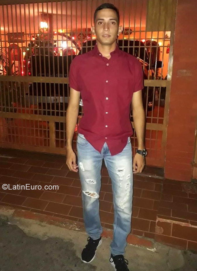 Date this tall Venezuela man David from Maracaibo VE3192