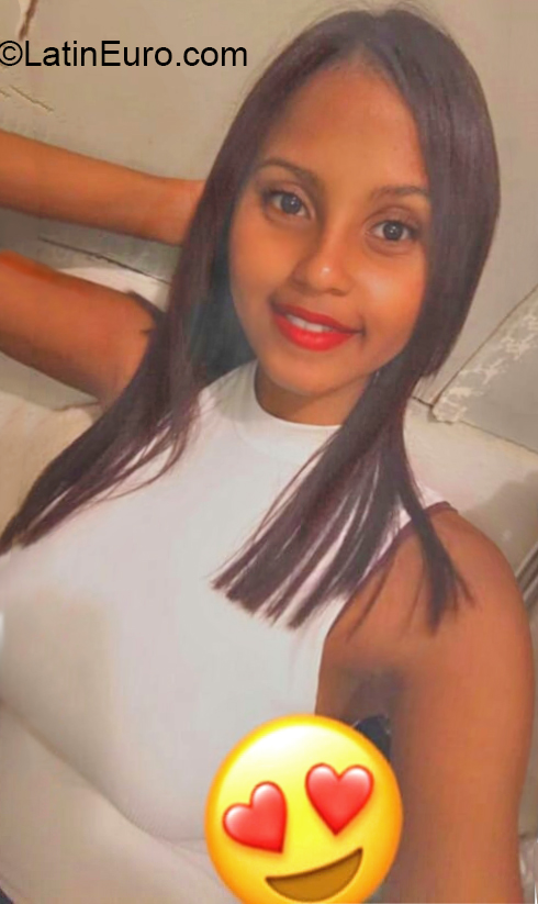 Date this lovely Dominican Republic girl Laura from Santo Domingo DO38194