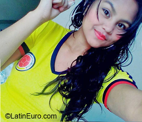 Date this young Colombia girl Linet from Bogota CO27587