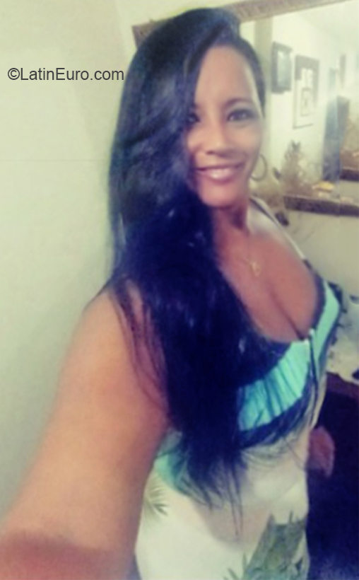 Date this charming Brazil girl Ellen from Rio de Janeiro BR11553