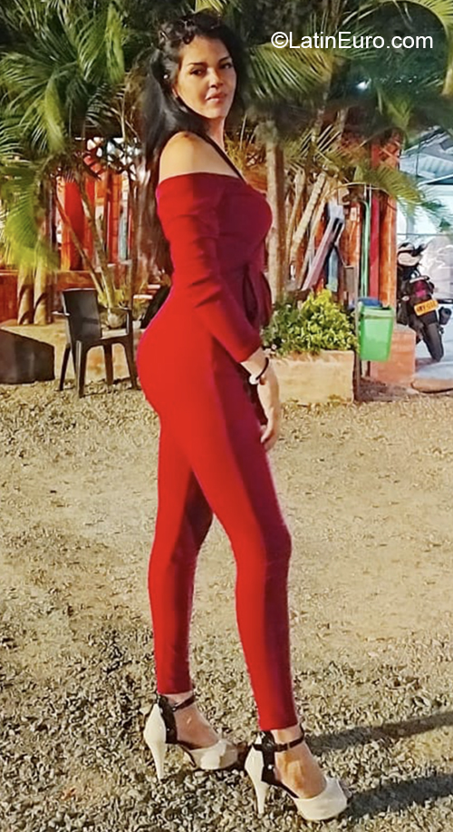 Date this voluptuous Colombia girl Carolina from Cali CO27610