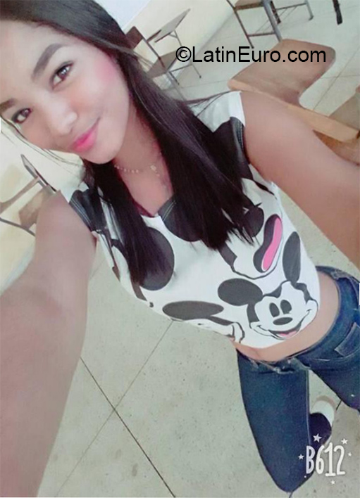 Date this foxy Venezuela girl Mariangel from Falcon VE3269