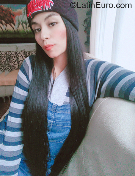 Date this nice looking Colombia girl Andrea from Bogota CO27716