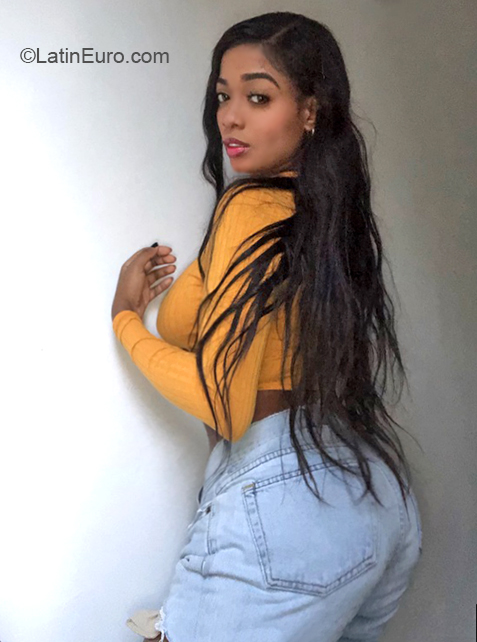 Date this sensual Colombia girl Yaquelin from Cali CO27840