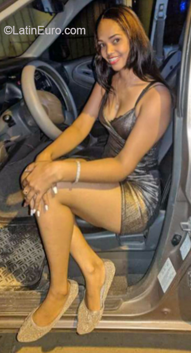 Date this foxy Dominican Republic girl Isaury from Santiago DO38445