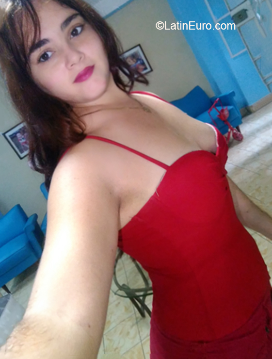 Date this good-looking Cuba girl Camila from Havana CU705