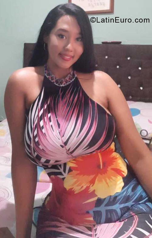 Date this sensual Colombia girl Camila from Cali CO28354