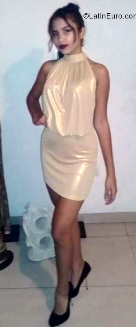 Date this charming Venezuela girl Vanessa from Valencia VE3407