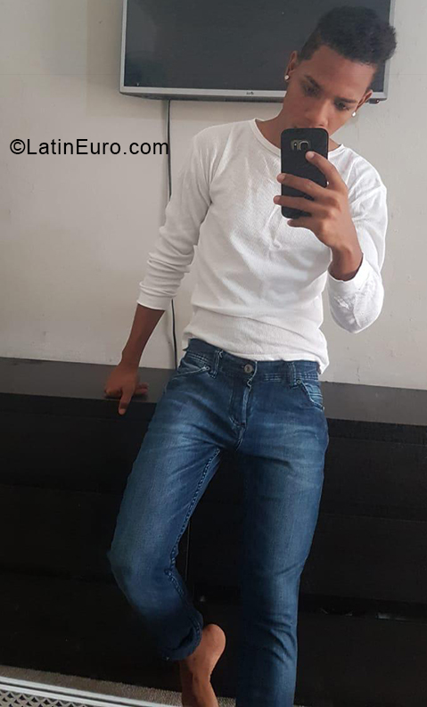 Date this tall Dominican Republic man Jean from Santo Domingo DO38675