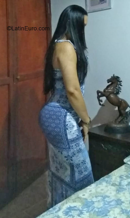 Date this exotic Colombia girl Viviana from Cali CO28576