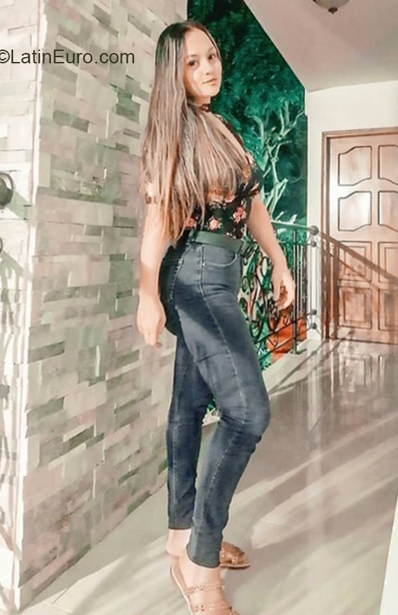 Date this young Colombia girl Mayra from Barranquilla CO28596