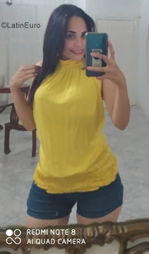 Date this voluptuous Venezuela girl Yamelys from Cantaura VE3509