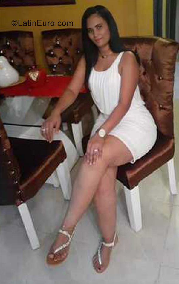 Date this nice looking Dominican Republic girl Maricely from Santiago DO38867