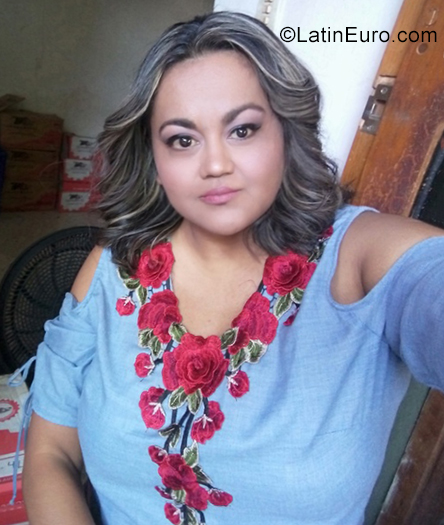 Date this nice looking Honduras girl Nelly from San Pedro Sula HN2858