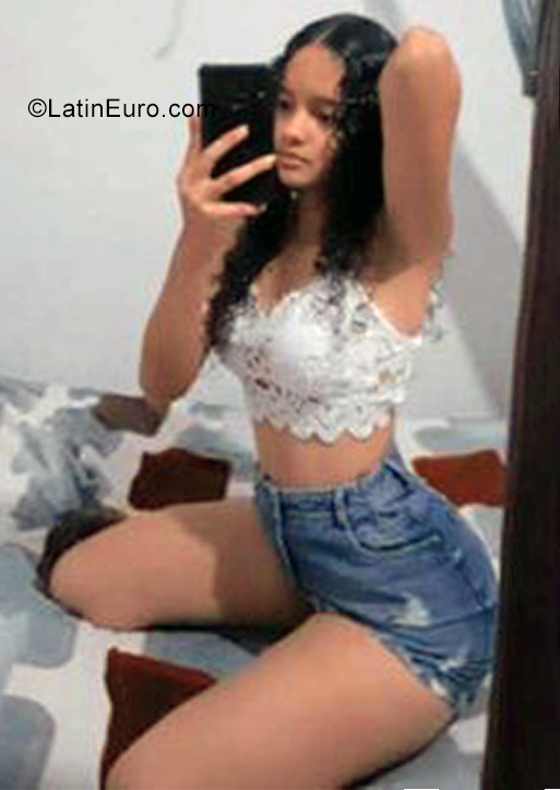 Date this attractive Colombia girl Valeria from Bogota CO29254