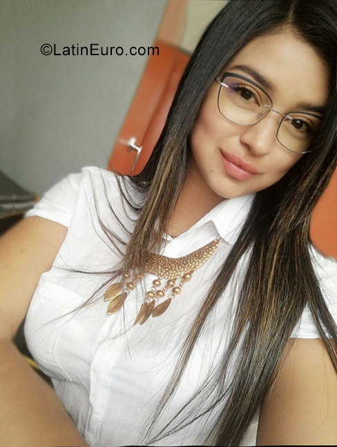 Date this athletic Colombia girl Moni from Bogota CO29266