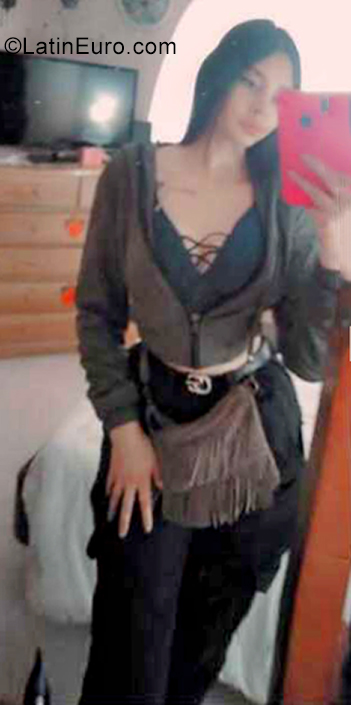 Date this foxy Colombia girl Evelyn from Bogota CO29277