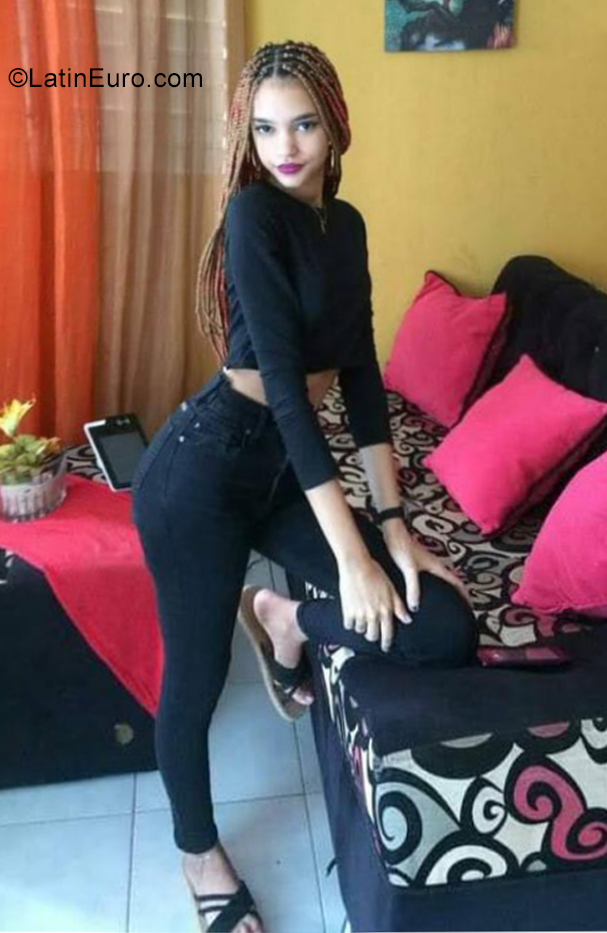 Date this funny Dominican Republic girl Aivi from Santo Domingo DO39360