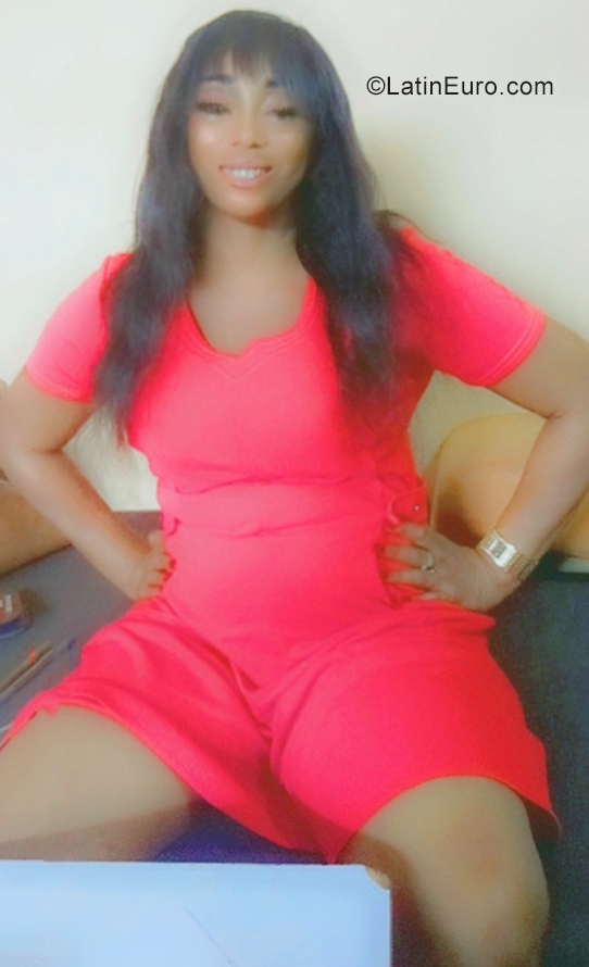 Date this voluptuous Cote D'Ivoire girl Angyflo from Abidjan CI75