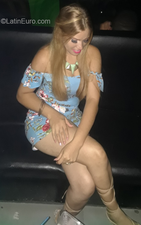 Date this sultry Dominican Republic girl Yokaira from Santo Domingo DO39447