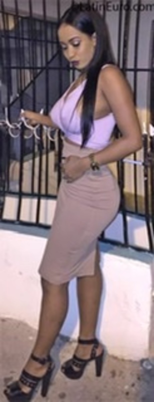 Date this nice looking Dominican Republic girl Yokasta from Santo Domingo DO39449