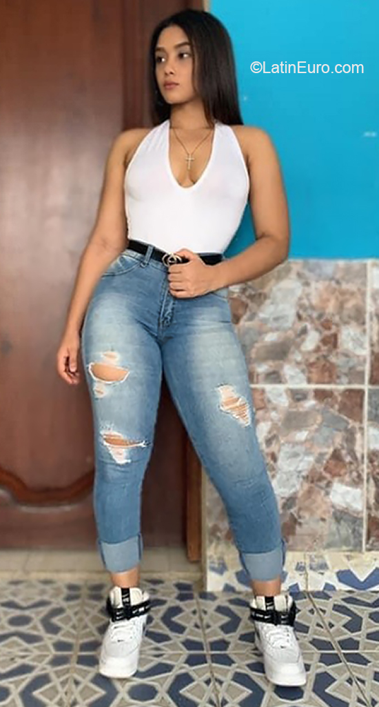 Date this pretty Dominican Republic girl Samantha from Santiago DO39572