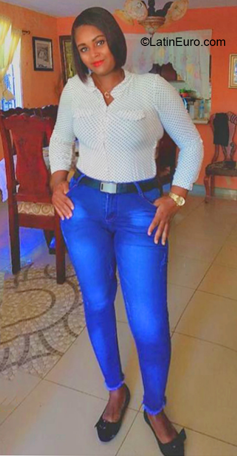 Date this athletic Dominican Republic girl Juana from Santo Domingo DO39678