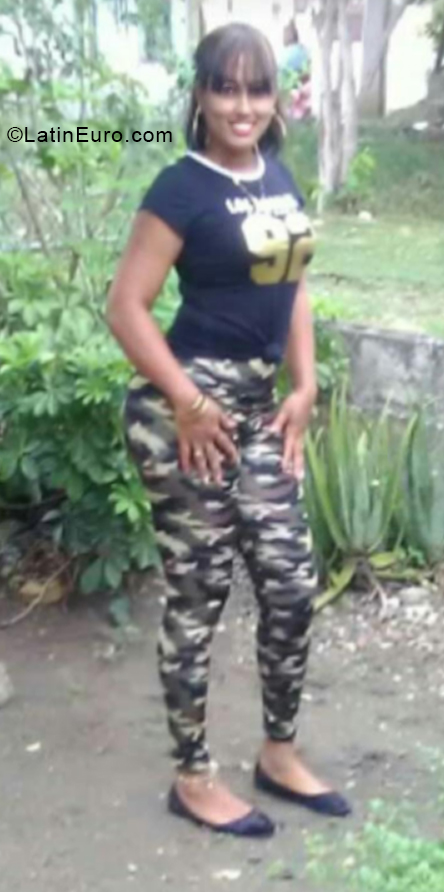 Date this gorgeous Dominican Republic girl Ingrid from Santo Domingo DO39811