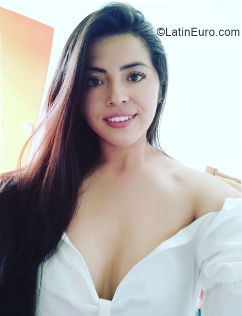 Date this voluptuous Colombia girl Paola from Bogota CO30299