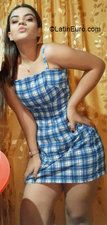 Date this georgeous Venezuela girl Frankiee from Caracas VE3981