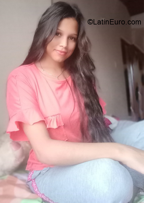 Date this good-looking Colombia girl Dallana pereira from Santa Marta CO30398