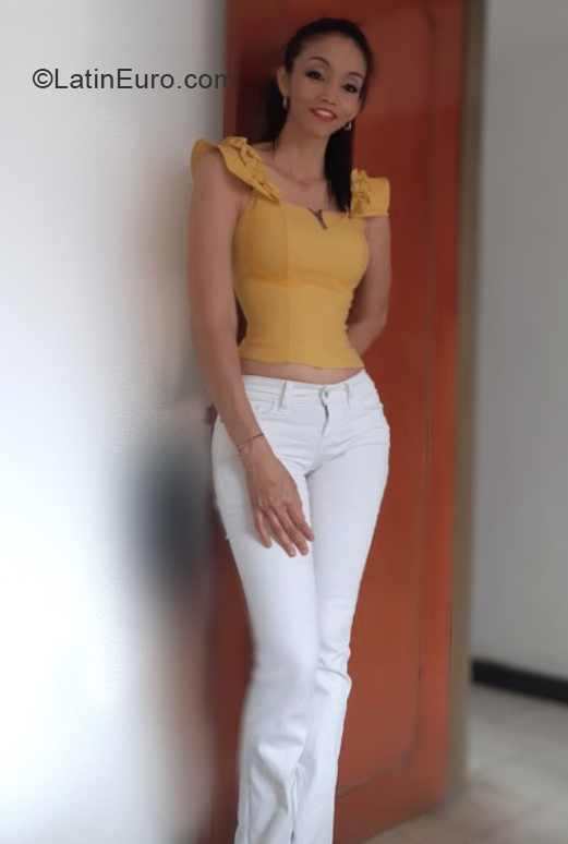 Date this good-looking Colombia girl Yamile from Cali CO30474