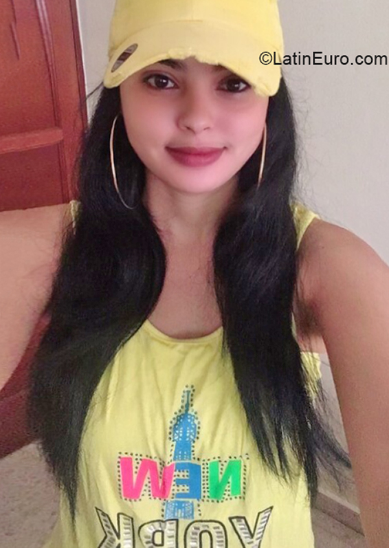 Date this happy Dominican Republic girl Rosana from Bonao DO39977