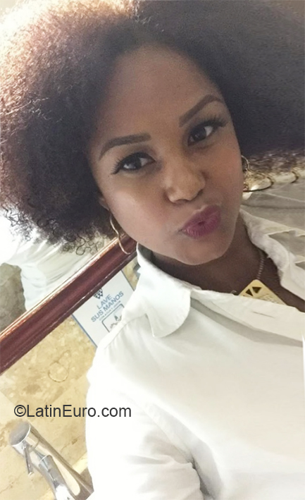 Date this good-looking Dominican Republic girl Esther from Santo Domingo DO40019