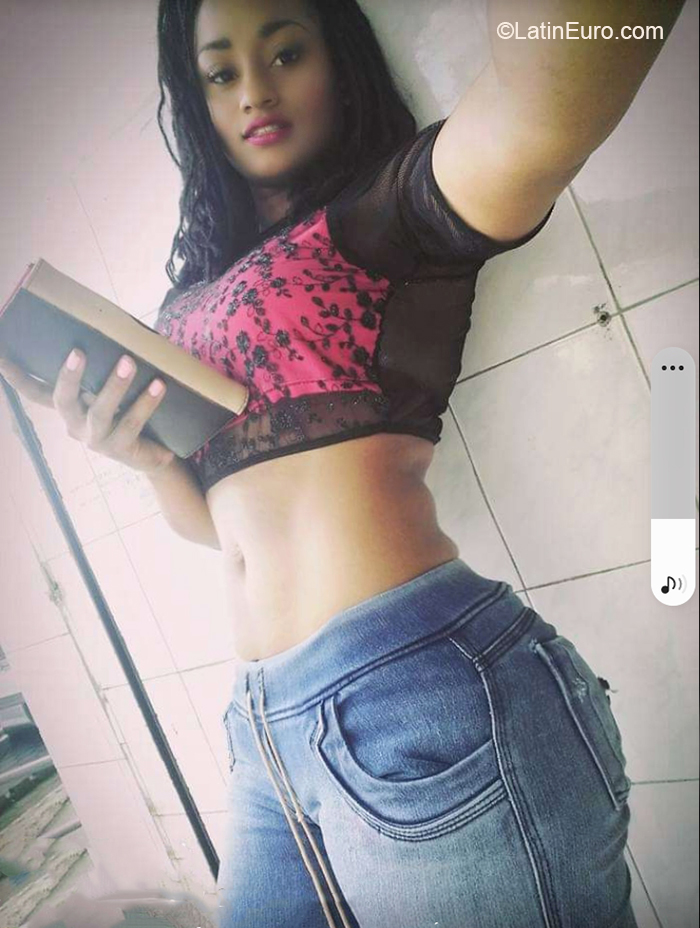 Date this athletic Dominican Republic girl Veronica from Santo Domingo DO40149