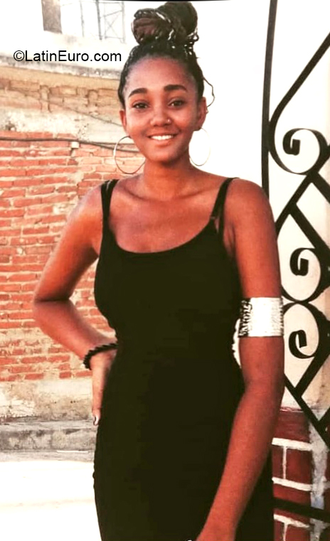 Date this beautiful Cuba girl Naomi from Santi Spiritus CU790