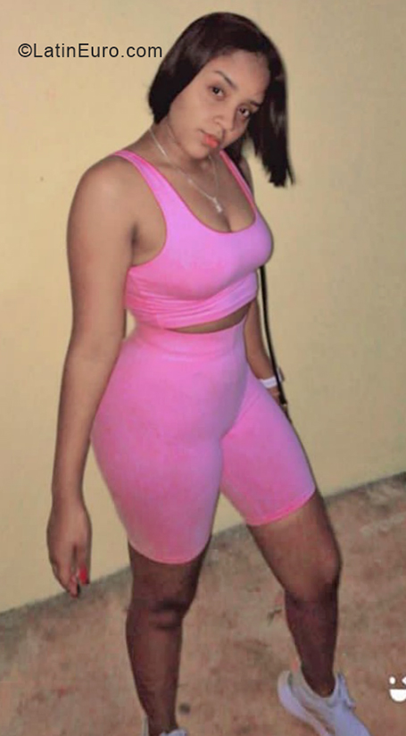 Date this athletic Dominican Republic girl Heily from Santo Domingo DO40181