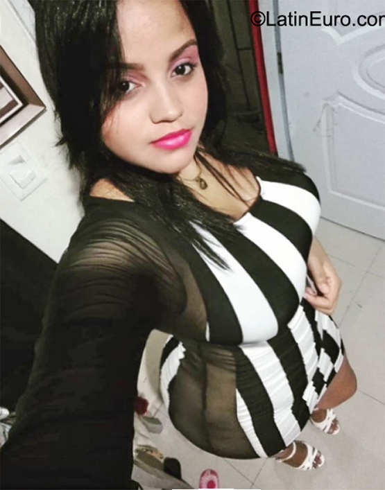Date this sultry Dominican Republic girl Yenifer from Santo Domingo DO40731